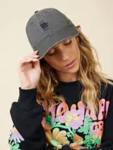 Gorra de béisbol color verde claro, de lona lavada, con logo bordado en el frente.