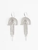 Aros colgantes plateados con forma de arco y flecos.