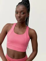 Top deportivo reversible de sujeción media-alta, color rosado. Tejido Shapplex_B. Tirantes finos cruzados en la espalda y escote en U.