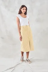 Remera de algodón peinado color camel, con ajuste al cuerpo, escote redondo con detalle calado y mangas cortas.