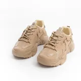 Championes de mujer color beige con plataforma. Se recomienda comprar un talle más del habitual.