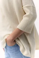 Sweater de tejido de punto color celeste, con escote en V y calce holgado. Confeccionado en lana italiana.