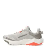Championes de running New Balance modelo Nitrel, color gris con detalles en naranja y suela con tecnología AT Tread. Presenta diseño de malla transpirable y refuerzo Toe Protect en la puntera.
