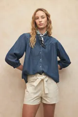 Short verde militar de algodón con cintura alta, lazo decorativo en la cintura y bolsillos laterales.