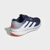 Championes de running Adidas Questar 3 para hombre, color azul marino con tres franjas blancas en el lateral. Presentan detalles en gris claro en el talón y toques naranjas en la suela. La mediasuela es blanca con tecnología Bounce 2.0 y plantilla Cloudfoam Plus.