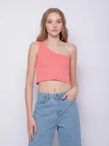 Top asimétrico de tejido de punto texturizado color verde claro, con un solo hombro descubierto.