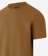 Remera de hombre color beige, de corte regular, cuello redondo y manga corta.