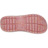 Sandalias de plataforma Crocs con diseño de doble correa y tira trasera ajustable. Presentan una suela gruesa con acabado brillante y una base de goma con textura moteada multicolor.