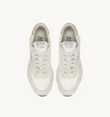 Championes Autry modelo Whirlwind, color blanco con detalles en gris y suela color crema.