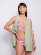 Top de bikini con estampado de flores multicolor, corte triangular, breteles finos regulables, forro interior y copas desmontables.