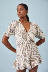 Mono corto color verde agua con estampado de hojas en marrón, escote en V, mangas cortas abullonadas con elástico y cintura elastizada.