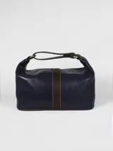 Necessaire de cuero azul marino con una franja central vertical en color marrón, cierre superior y asa de mano corta con herrajes metálicos.