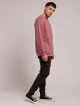 Pantalon cargo de sarga color negro, con cintura elástica ajustable mediante cordón, bolsillos laterales tipo cargo y puños elásticos en los tobillos.
