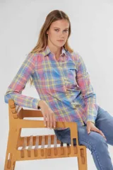 Camisa de manga larga con estampado a cuadros en tonos pastel: rosa, amarillo, celeste y lila.