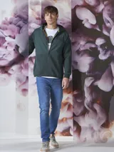 Campera verde oscuro con capucha, cierre frontal y bolsillos laterales.