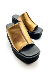 Sandalias con plataforma corrida y punta cuadrada, confeccionadas en cuero vacuno color azul eléctrico.