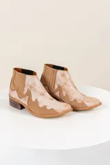 Botas cortas de cuero vacuno color tostado con diseño estilo western.