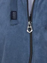 Campera con capucha de toalla color gris claro, con cierre completo y bolsillos frontales.