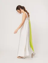Vestido largo de lino color blanco, gris y amarillo, con breteles anchos, escote recto, elástico en la espalda y tajos laterales.