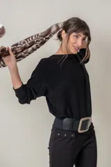 Pañuelo rectangular de viscosa con estampado animal print en tonos de azul y celeste.