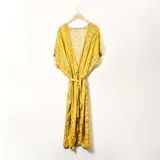 Kimono largo color amarillo mostaza con estampado de líneas verticales blancas.