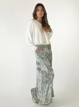 Pantalón palazzo de terciopelo color borgoña con textura arrugada y bolsillos laterales.