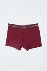Boxer color bordó con cintura elástica con la inscripción "Uniform" en blanco.