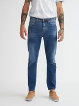 Pantalón de jean azul de corte recto.