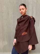 Capa marrón de lana merino con apliques de cuero y tejido de punto trenzado.