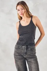 Musculosa de breteles finos con tejido de punto brillante tipo lurex, de corte ajustado al cuerpo.