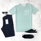 Remera verde agua de algodón con cuello redondo y estampado blanco con la frase "Riding Is A State Of Mind".