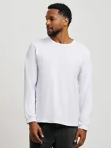 Remera básica de manga larga con cuello redondo, confeccionada en tejido liso de algodón.