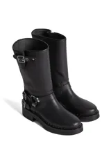 Borcego de cuero negro con apliques plateados y caña alta.