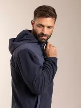 Canguro con capucha Polanco, color azul marino y negro, con cierre frontal y logo bordado en el pecho. Confeccionado en poliéster y poliamida.