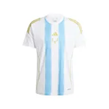 Remera de fútbol Adidas de la colección Messi Pitch 2 Street, con diseño entallado, tejido transpirable AEROREADY, rayas verticales celestes y logo de Messi en dorado.