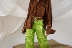 Pantalón cargo colorado de tela brillante con elástico en la cintura y bolsillos con solapa.