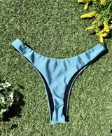 Bikini celeste de un hombro con bombacha entera colaless.