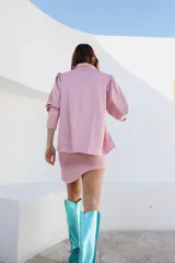 Pollera corta de satén en color rosado, con diseño de tiro alto y corte recto.
