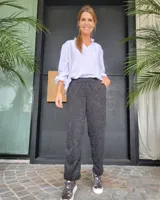 Pantalón de jogging gris jaspeado, de corte recto y cintura elastizada.