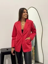 Blazer rojo de corte clásico con solapas, cierre frontal con un botón y bolsillos laterales con solapa.