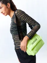 Top de manga larga con cuello a la base, estampado con diseño de cebra en tonos verde y marrón, con sutil transparencia.