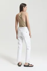 Pantalón de jean blanco, corte mom fit, tiro alto y costuras color camel a contratono.