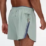 Short de running New Balance Impact Run de 5 pulgadas, color verde claro, con logo estampado en la pierna izquierda.