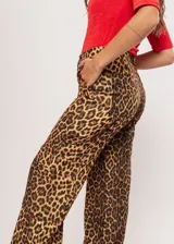 Pantalón de tiro alto con estampado animal print de leopardo, corte recto y bolsillos laterales.