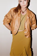 Falda larga color mostaza de seda lavada, corte al bies y volados verticales.