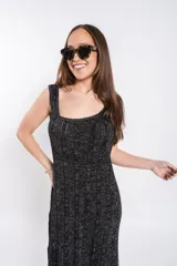 Vestido largo de punto con brillo, cuello cuadrado, sin mangas y tajos laterales profundos.