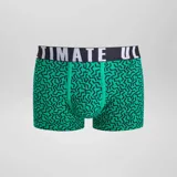Pack de tres boxers de hombre con cintura elástica con la inscripción "Ultimate", uno negro con estampado de bloques de Tetris, uno verde con estampado geométrico y uno azul con estampado de textos relacionados a videojuegos.