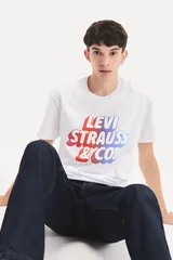 Remera blanca de algodón con cuello redondo y estampado frontal con el logo de Levi Strauss & Co. en degradé de rojo a azul.