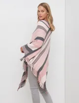 Poncho de tejido de punto, marca Barrington, con diseño de rayas diagonales en tonos rosado, blanco crema y gris oscuro. Presenta cuello en V y terminación con flecos en el ruedo.