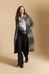 Cardigan largo de tejido suave con diseño de rayas horizontales en tonos gris y tostado. Presenta una silueta relajada y abierta, ideal para superponer en capas.